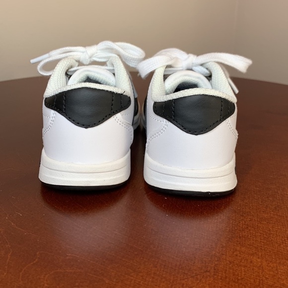 K-Swiss Children’s size 11.5 Shoes - Picture 4 of 11